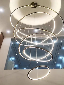 Dvipusė svetainė nuo grindų iki lubų didelis šviestuvas Šviesus prabangus vilos laiptinės viešbučio restoranas apskrita nerūdijančio plieno lempa
