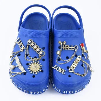 Geriausiai parduodamos metalinių batų dekoracijos Moterys Bling grandinės Sandalai Dekoracijos Kalnų krištolas MEILĖ SĖKMĖS KARALIENĖ Perlų širdies aksesuarai
