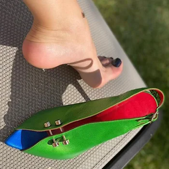 Žalia matinė oda V stilius Smailus pirštas Dygliuotas mygtukas Moteriški siurbliai Mišrus pleistras Metalo apdaila Aukštakulniai batai 45 dydis